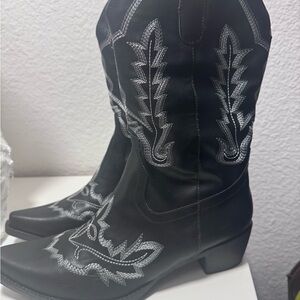 ✨ Black Cowboy Boots – Chic, Brand New, and Ready to Turn Heads! ✨